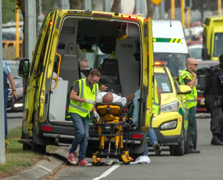 Un herido es trasladado en ambulancia tras el tiroteo perpetrado en dos mezquitas en la ciudad de Christchurch, Nueva Zelanda.