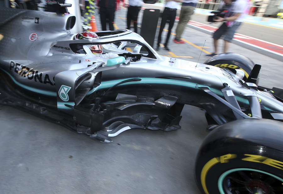 El británico Lewis Hamilton, de Mercedes, sale del garaje durante la primera sesión de práctica para el Gran Premio de Australia.