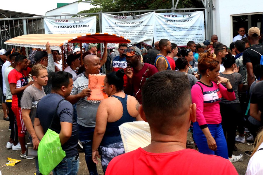 Cubanos se desesperan y toman las instalaciones del Instituto Nacional de Migración en Chiapas ante la búsqueda de un permiso por parte de las autoridades.