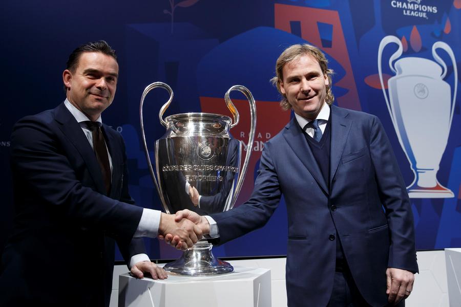 El director deportivo del Ajax de Amsterdam, Marc Overmars (i), y el vicepresidente del Juventus, Pavel Nedved.