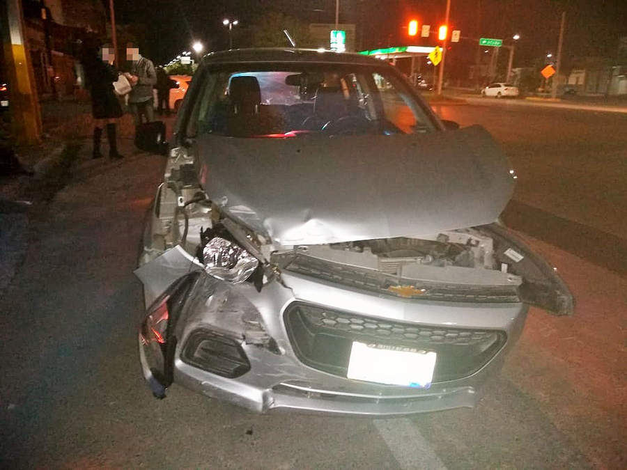Un conductor abandonó su vehículo luego de provocar un accidente vial en la zona centro de la ciudad de Torreón. (EL SIGLO DE TORREÓN)