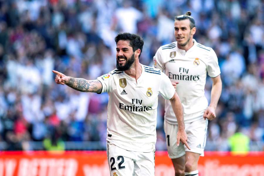 Con goles del español Isco (frente) y el galés Gareth Bale (atrás), Real Madrid derrotó al Celta de Vigo en el Estadio Santiago Bernabéu.