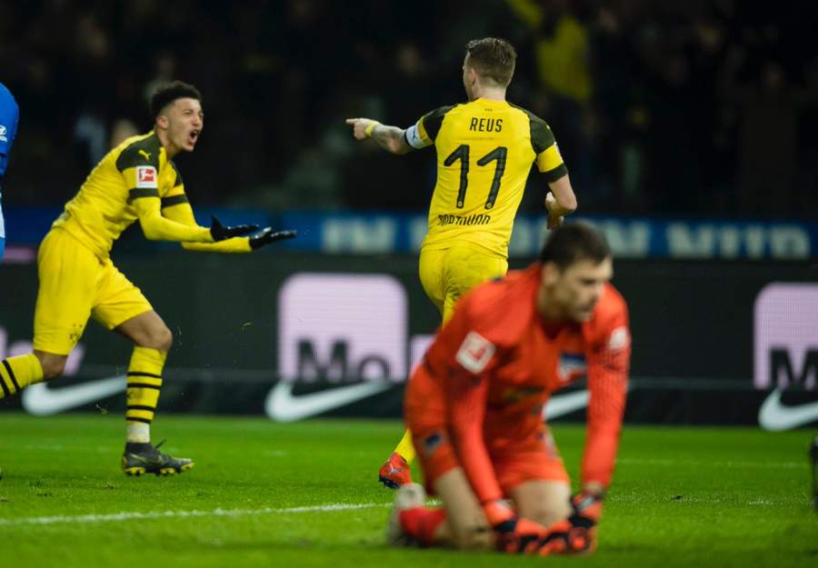 Ya en los minutos agregados del encuentro, el alemán Marco Reus dio la victoria para el Dortmund en la cancha del Hertha Berlín. (Especial)
