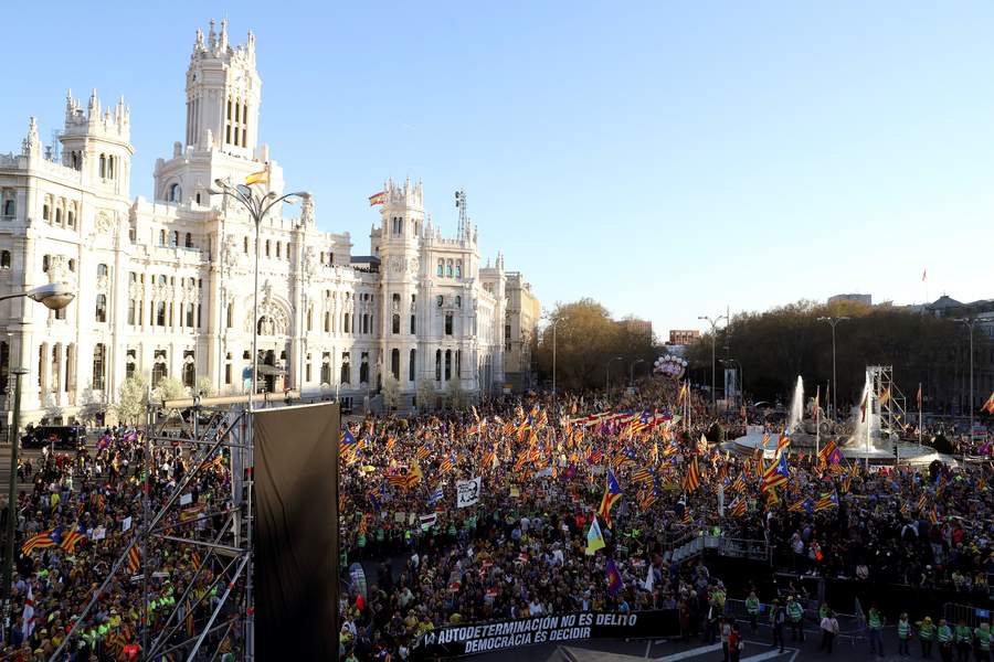 La movilización, encabezada por el presidente de la Generalitat de Cataluña, Quim Torra, culminó la noche de este sábado en la Plaza de las Cibeles con una amplia participación de 18 mil personas, según estimaciones del gobierno, aunque la Assemblea Nacional Catalana (ANC) calculó 120 mil asistentes. (EFE)