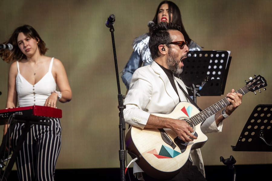 En el marco del también 20 aniversario del Vive Latino, la banda mexicana aprovechó la ocasión para celebrar sus dos décadas de trayectoria musical, con todos sus fieles fanáticos que los han estado apoyando en todo momento. (NOTIMEX)