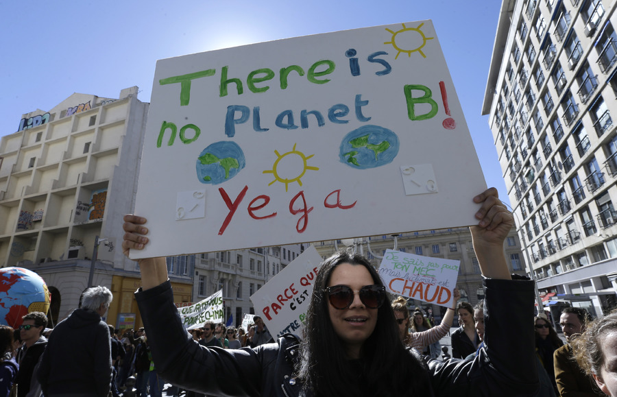 Unas personas participaron en una protesta para exigir acción al cambio climático en Marsella, Francia.