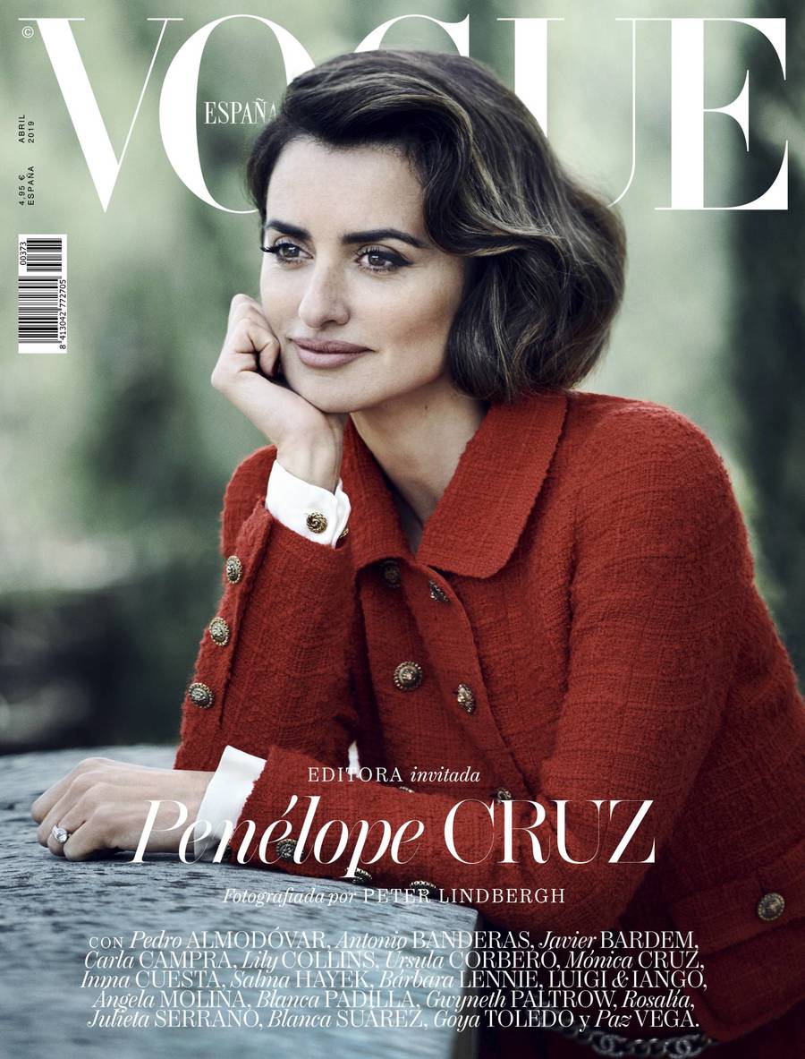Portada. Penélope Cruz fotografiada por Peter Lindbergh para el número de abril de 2019 de Vogue España, vestida de Karl Lagerfeld. (VOGUE)
