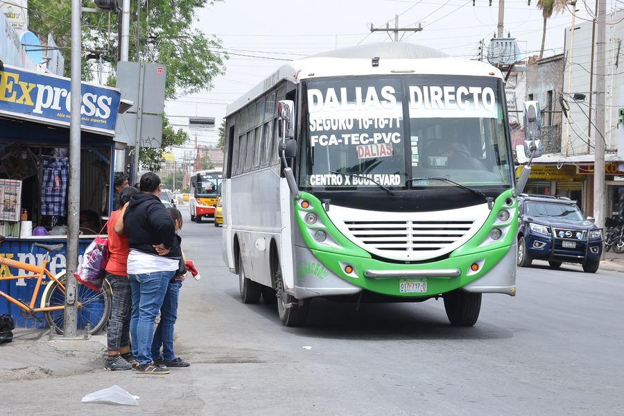 Las autoridades municipales defienden a los transportistas en vez de apoyar a los ciudadanos, según Morena.