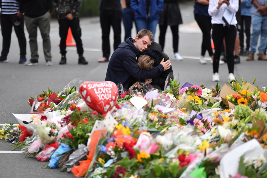 Residentes de Christchurch ofrecieron flores por los muertos de la masacre en las mezquitas. La primera ministra de Nueva Zelanda, Jacinda Ardern, se reunió con familiares de las víctimas.