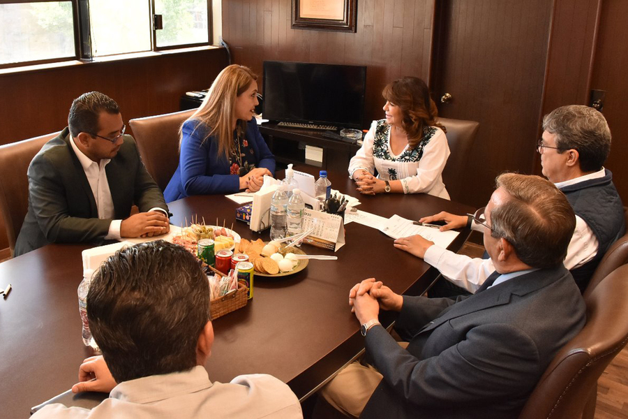 La delegada estatal del IMSS en Durango, Velia Patricia Silva Delfín se reunió con la alcaldesa, Leticia Herrera Ale.