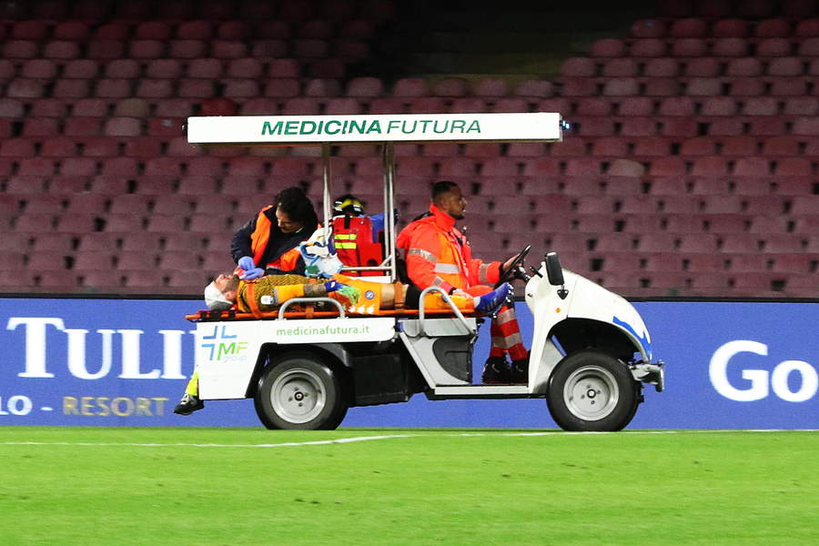 Ospina estaba despierto cuando fue retirado de la cancha y trasladado al aledaño hospital San Paolo.