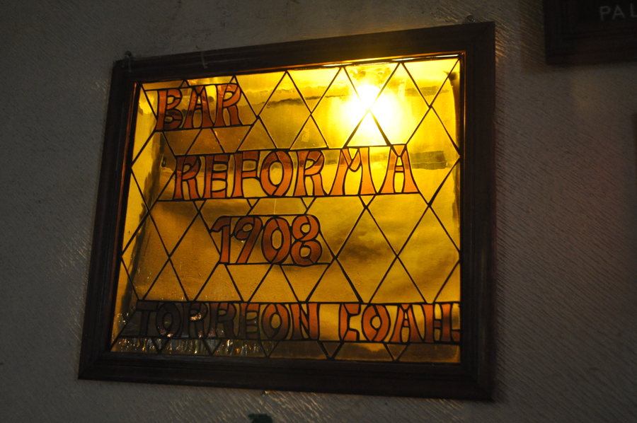 El bar Reforma se encuentra en Matamoros y Valdez Carrillo, fue fundado en el año de 1908, Torreón tenía un año de ser elevada al rango de ciudad.