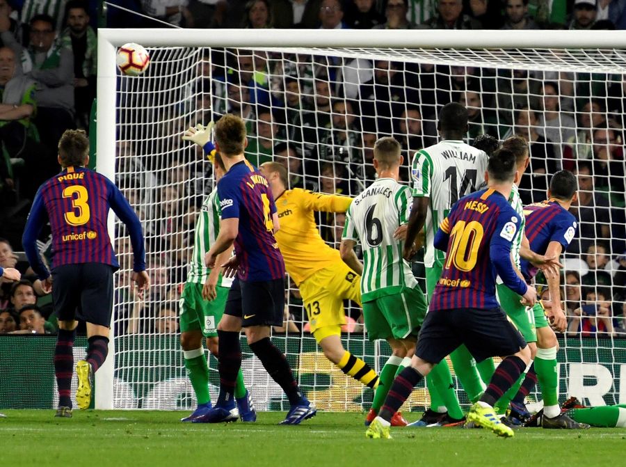 El delantero argentino del Barcelona, Lionel Messi (d), tras golpear el balón en la falta directa que ha significado el primer gol del equipo blaugrana.