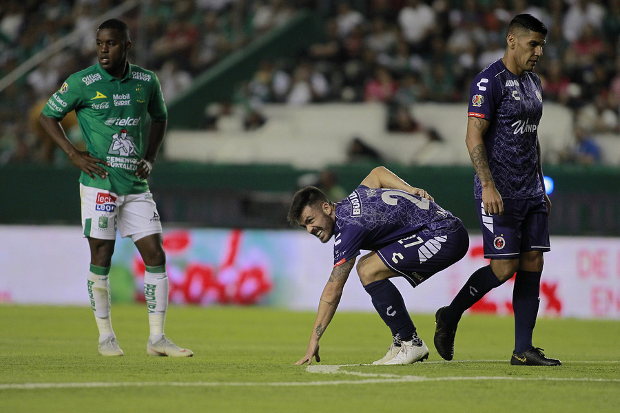 Luis Bonilha (c), del Veracruz, en lamento durante el juego de la Jornada 11 del Torneo Clausura 2019 de la Liga MX.