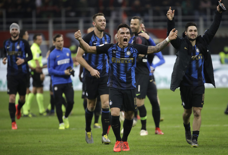 Jugadores del Inter de Milán festejan su victoria de 3-2 sobre el Milan en duelo por la Serie A en el estadio San Siro.