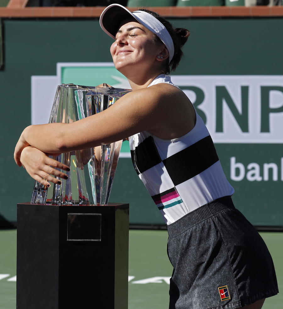 La canadiense Bianca Andreescu posa orgullosa con su trofeo de campeona.
