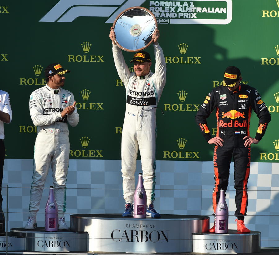 Lewis Hamilton terminó por aplaudir el triunfo de su compañero.
