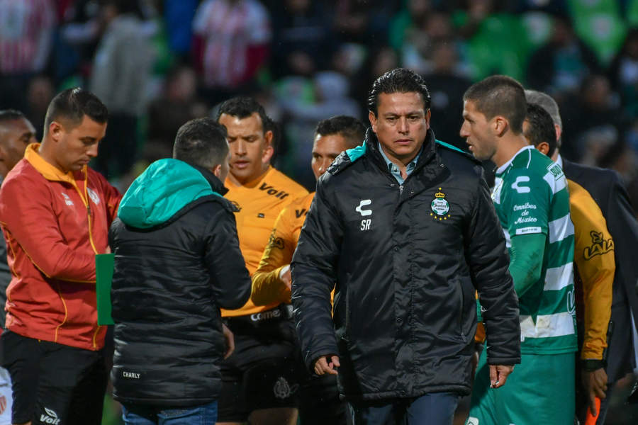 El entrenador de los albiverdes, Salvador Reyes, también ha sido blanco de
duras críticas por parte de los aficionados.