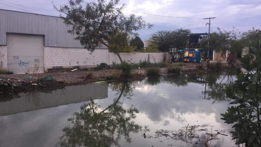Debido a la presencia de una gran cantidad de basura, se produjo un taponamiento en el sifón ubicado bajo la antigua carretera Torreón San-Pedro, que se conecta con la colonia Torreón 2000.
