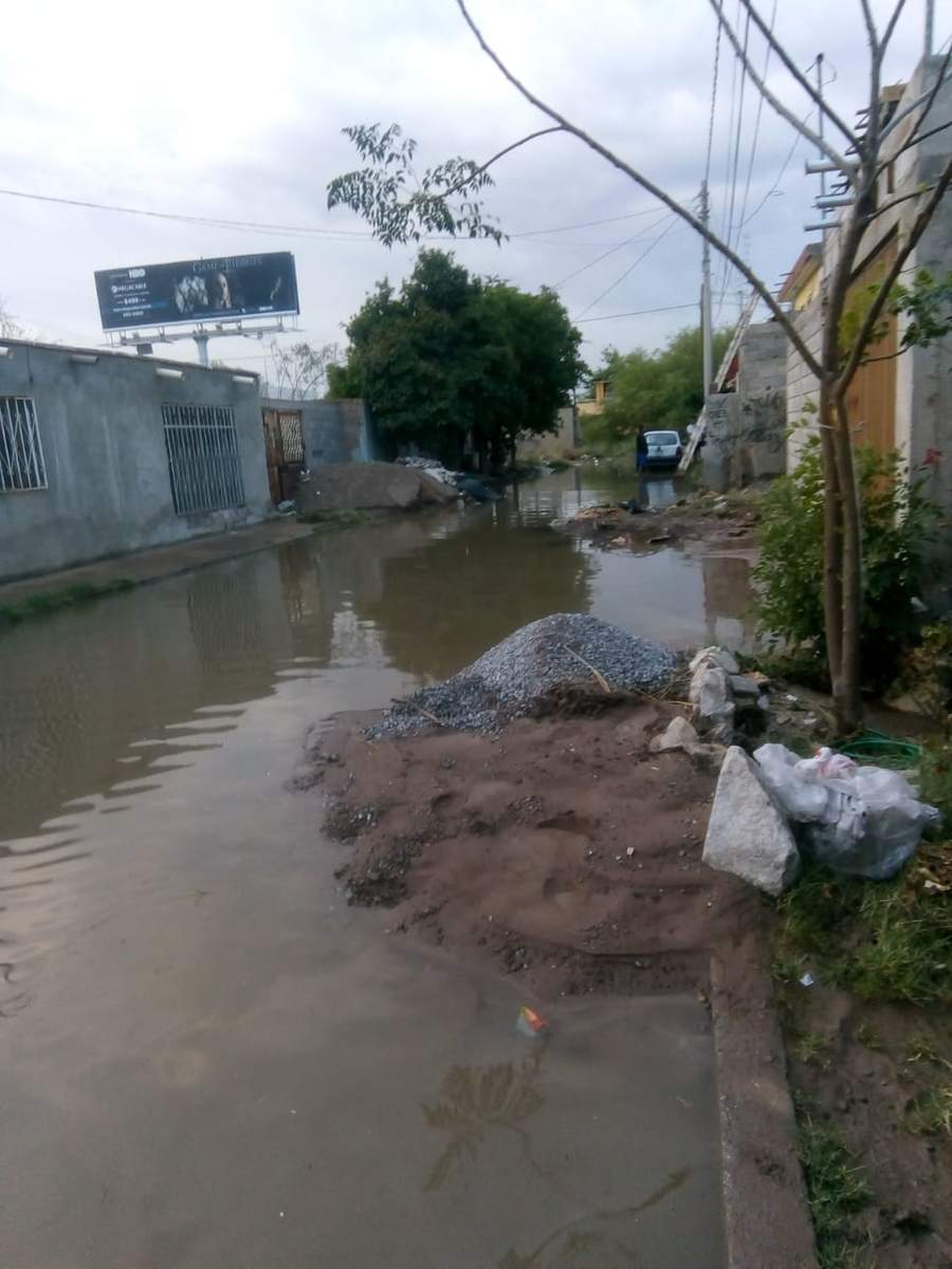 
Para ayudar a que el nivel del líquido bajara, se cerró una compuerta ubicada frente al desnivel del Periférico y la autopista Torreón-San Pedro.