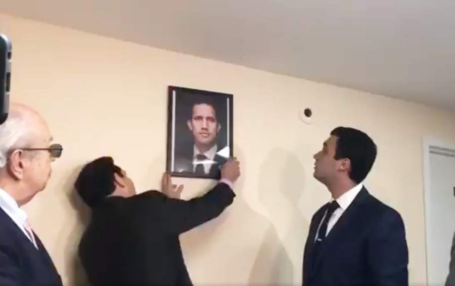 De manera simbólica, Vecchio retiró de la pared un cuadro con la foto de Maduro y, en su lugar, colocó una de Guaidó. (ESPECIAL) 