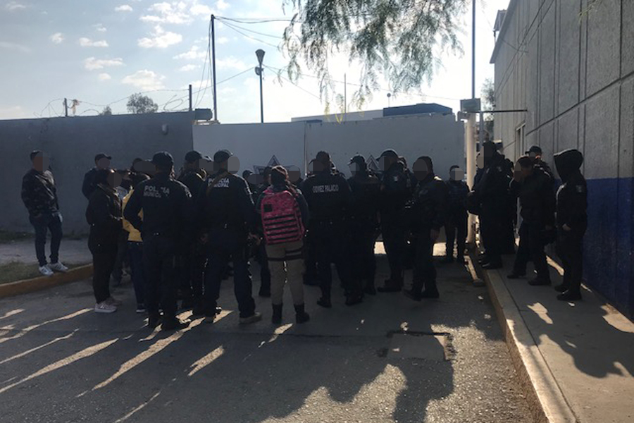 El grupo de agentes se apostó a las afueras de las instalaciones de la DSPM después de terminar su turno laboral, para exigir mejores condiciones laborales y respeto a sus horarios de trabajo.