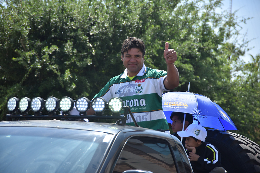 Este año el exfutbolista Pedro Muñoz fue el mariscal del desfile. (ERNESTO RAMÍREZ)