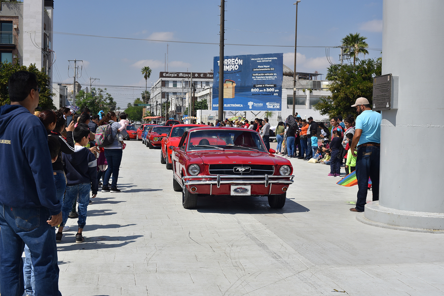 En el desfile llevaron autos clásicos, deportivos y motocicletas. (ERNESTO RAMÍREZ)