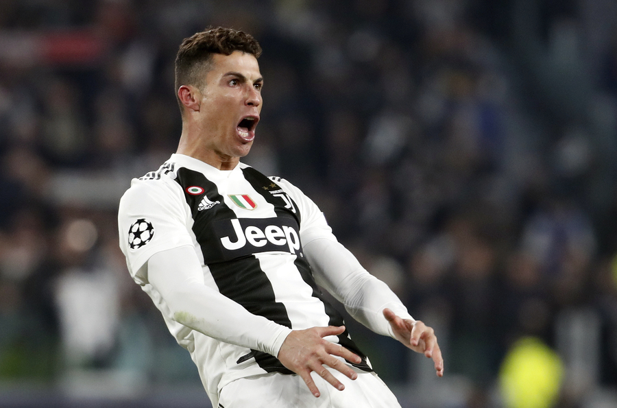 Cristiano Ronaldo metió tres tantos en el juego de vuelta de la Champions donde la Juve derrotó 3-0 al Atlético de Madrid y lo eliminó del torneo; la UEFA acusa al portugués de hacer un gesto de burla a Diego Simeone.