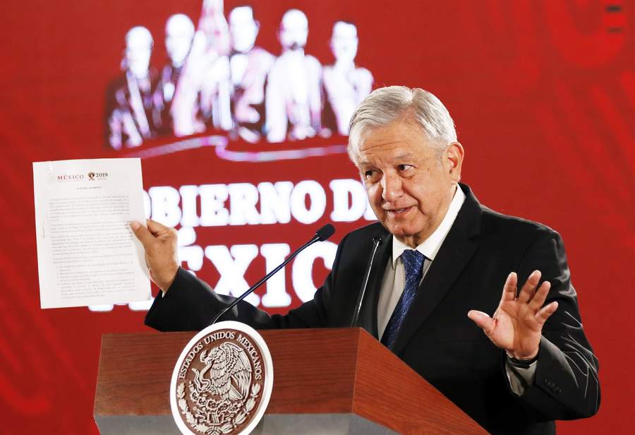 Firma López Obrador compromiso de no reelección
