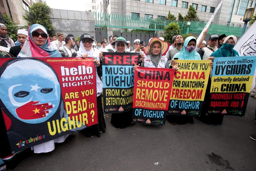 Mujeres musulmanas sostienen pancartas durante una protesta en Banda Aceh (Inonesia). Más de un millar de indonesios se manifestaron frente a la embajada de China en Yakarta para reivindicar los derechos de la minoría musulmana uigur, que sufren persecución en su propio país. (ARCHIVO, 2O18)