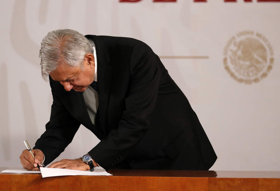 El presidente Andrés Manuel López Obrador firmó un compromiso para no reelegirse en el 2024 y adelantó que al terminar su sexenio abandonará la Presidencia para irse a Palenque, Chiapas, donde tiene una finca. (NOTIMEX)