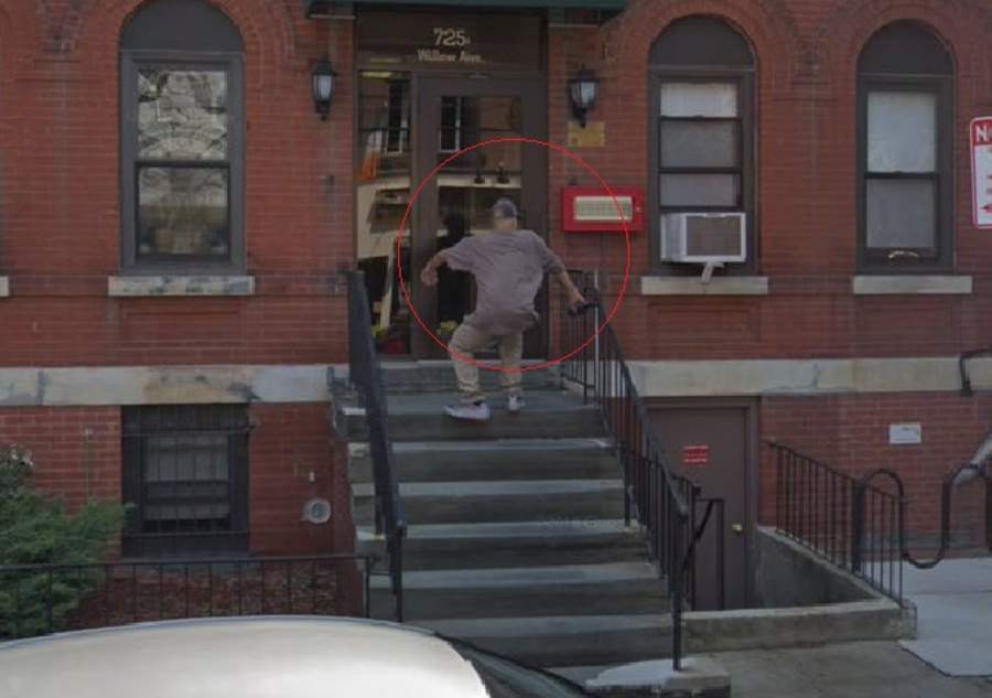 Captan a hombre cayendo de unas escaleras en Google Maps