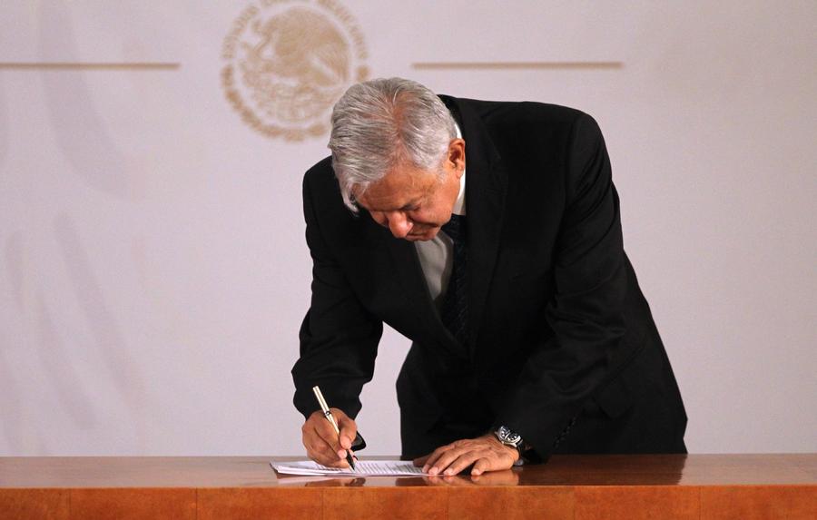 El presidente Andrés Manuel López Obrador firmó una carta en la que se compromete a someterse a una consulta sobre la revocación de mandato en 2021 y a no buscar la reelección en 2024. (EL UNIVERSAL)