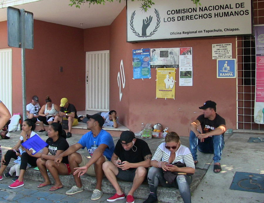 Más de 300 cubanos permanecen afuera de las oficinas de la CNDH en espera de una respuesta a su petición. (EL UNIVERSAL)