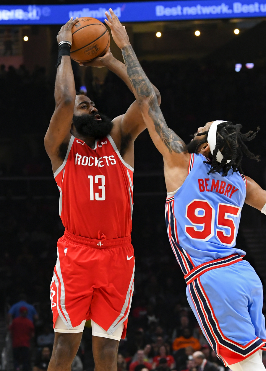 James Harden (i) anotó 31 puntos y bajó 10 rebotes en la victoria de los Rockets de Houston 121-105 sobre los Hawks de Atlanta.