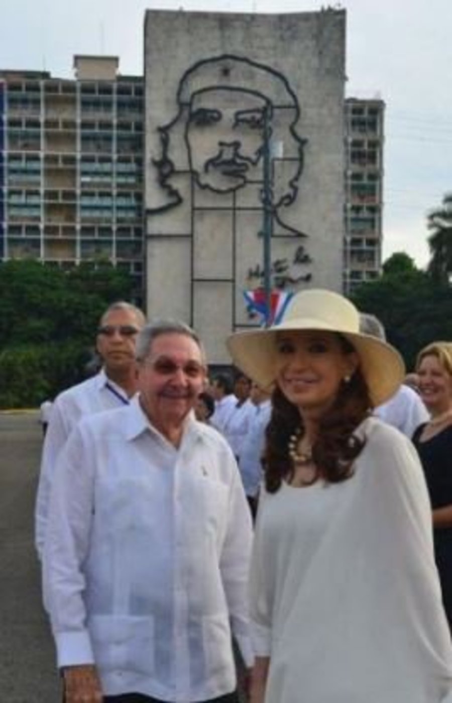 La senadora Cristina Fernández se reunió la víspera en la Isla con Raúl Castro. (TWITTER)