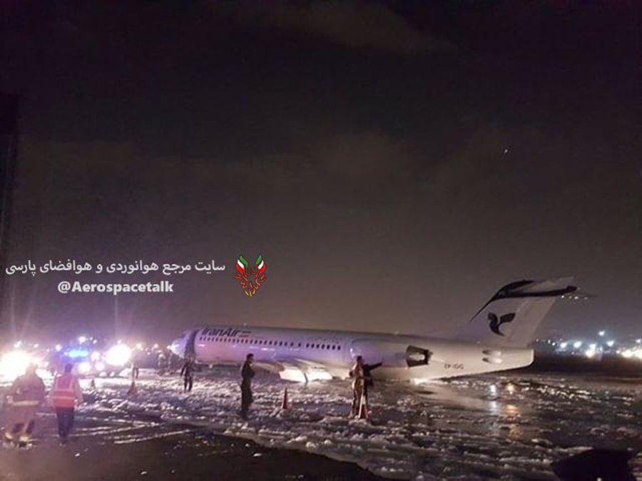 Un avión de la principal aerolínea iraní Iran Air realizó ayer un aterrizaje de emergencia en el aeropuerto de Teherán. (TWITTER)