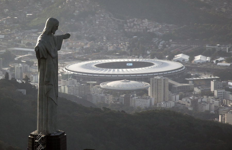 Foto del 13 de mayo de 2014 muestra al estadio Maracaná detrás de la estatua del Cristo del Corcovado, en Río de Janeiro, Brasil.