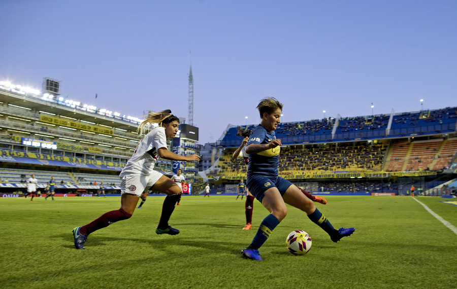 Yamila Rodríguez (derecha), de Boca Juniors, con el balón ante la marca de Mayra Gauna, de Lanús, en el partido de la liga femenina de Argentina.