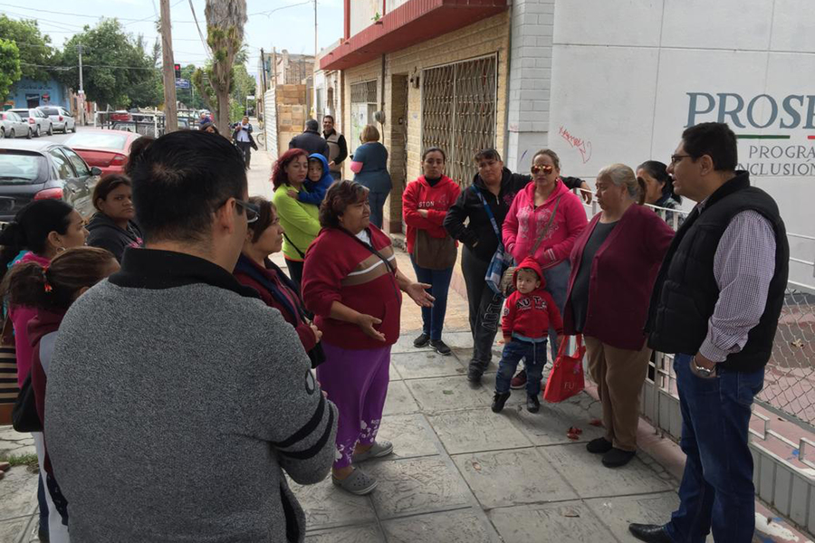 Un grupo de beneficiarios y servidores de la Nación se plantaron a las afueras del programa Prospera en Gómez Palacio. (EL SIGLO DE TORREÓN)