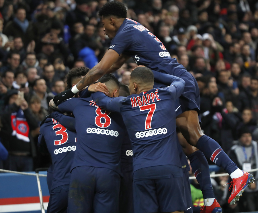 Los jugadores de PSG festejan un gol contra Olympique de Marsella.