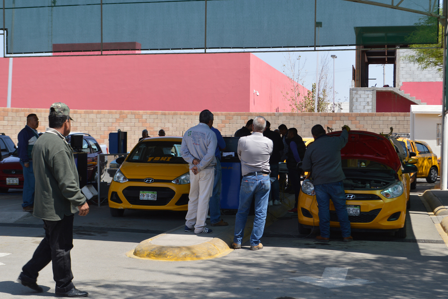Ayer en la mañana, de nueva cuenta se detuvo por varias horas el proceso de verificación vehicular en Torreón. Se registró una falla en un transformador eléctrico de San Felipe. (ROBERTO ITURRIAGA)