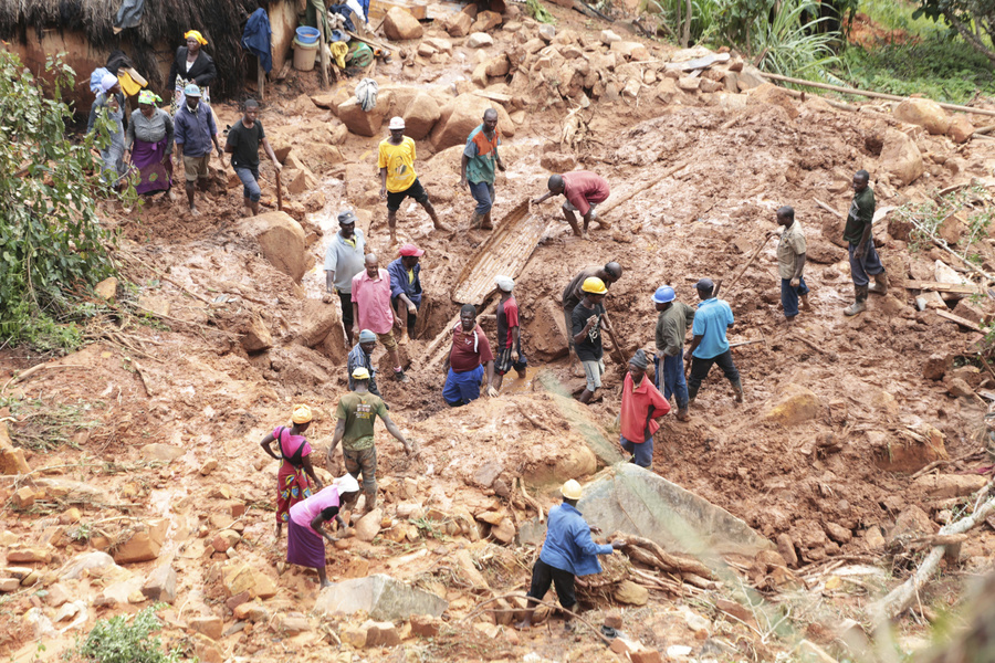 Una familia ayuda a excavar para localizar a un hijo que fue sepultado en el lodo que trajo el ciclón Idai al azotar Chimanimani. (AP)
