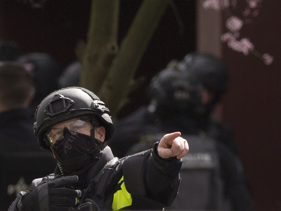 Un agente antiterrorista holandés se prepara para allanar una vivienda tras una balacera en Utrecht. (AP)