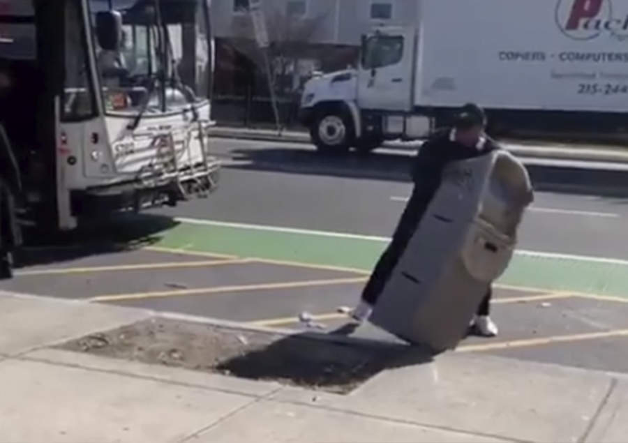 Ladrón intenta escapar con cajero automático en autobús