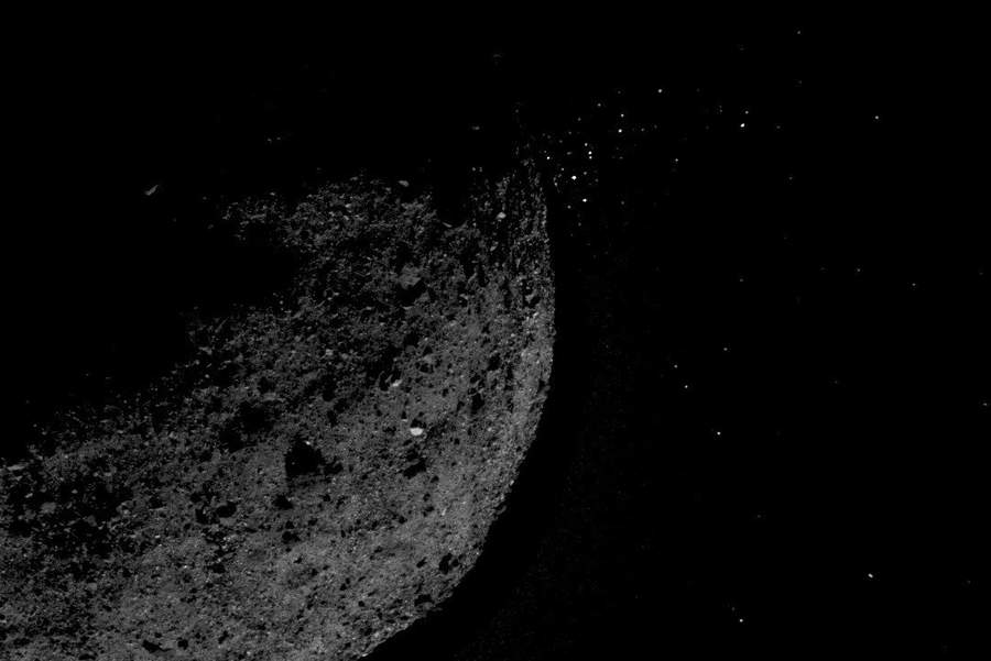 Identificaron mediante el uso de datos de la nave espacial OSIRIS-REx de la NASA, propiedades infrarrojas similares a las de un tipo de meteorito llamado condritas carbonáceas o carbonosas. (EFE)