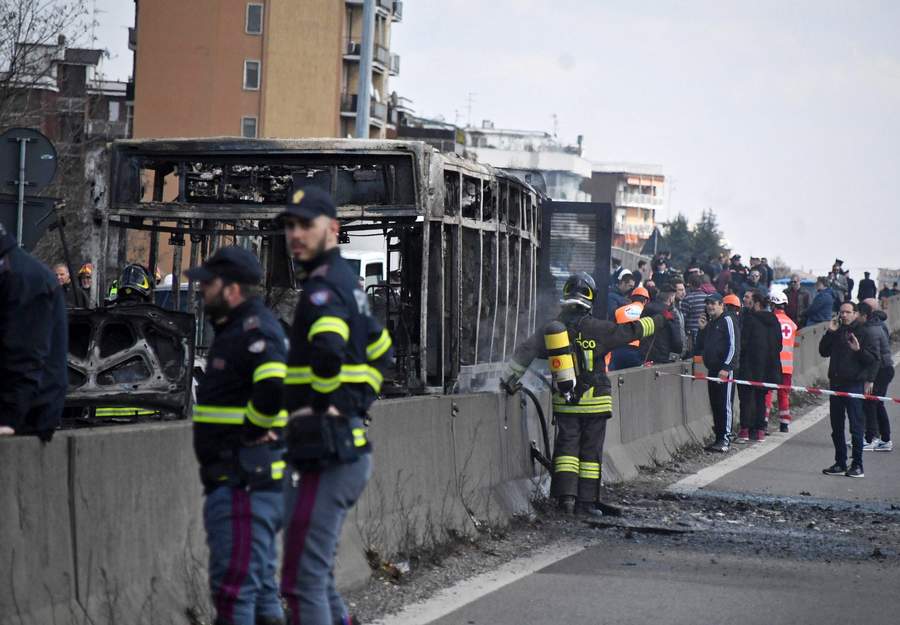 Chofer secuestra a pasajeros y prende fuego a autobús escolar en Italia