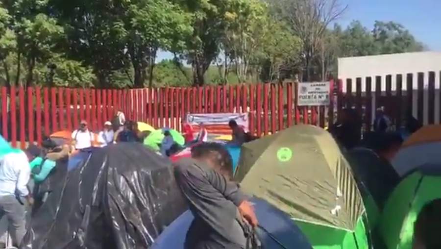 La Cámara de Diputados suspendió su sesión de este miércoles debido a la presencia de manifestantes de la Coordinadora Nacional de Trabajadores de la Educación (CNTE) afuera del recinto legislativo de San Lázaro. (TWITTER)