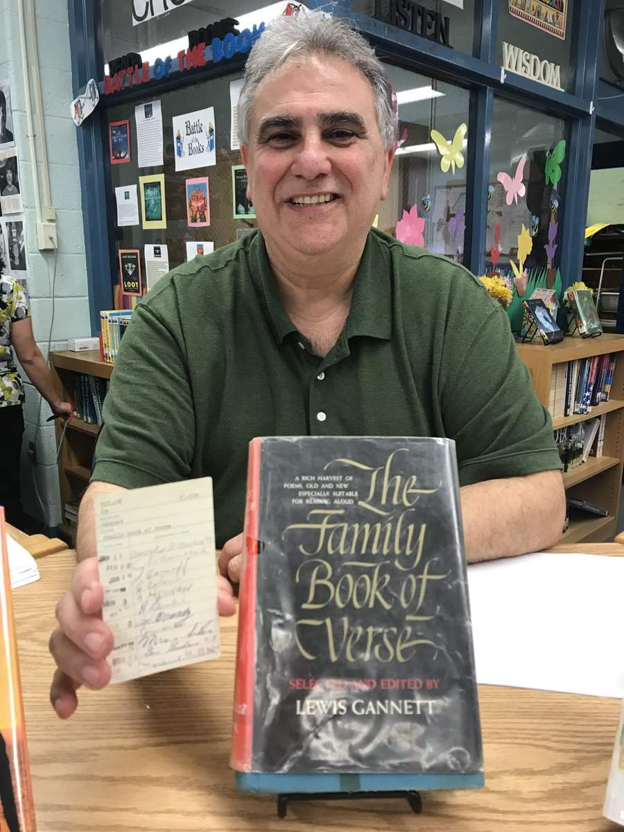 Devuelve libro a biblioteca de su escuela 53 años después
